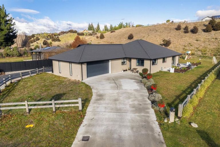 Photo of property in 31 Kingfisher Crescent, Albert Town, Wanaka, 9305