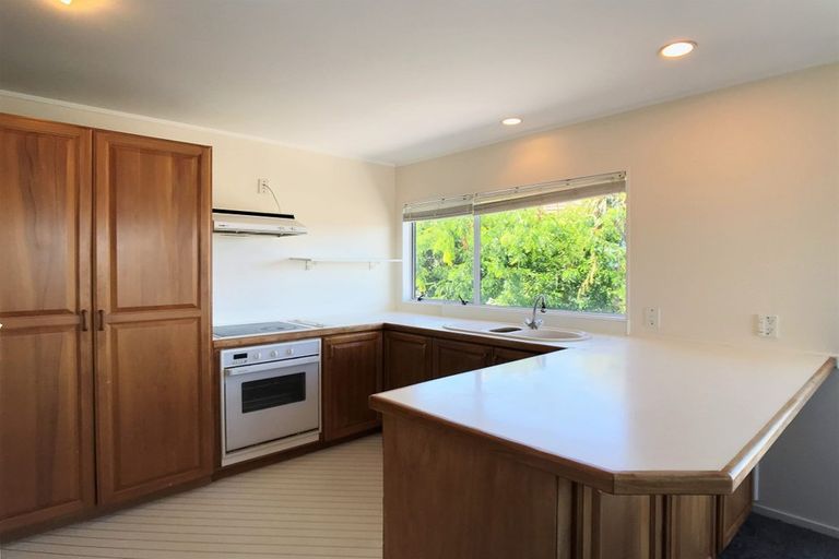 Photo of property in 1/8 Strabo Place, Windsor Park, Auckland, 0632
