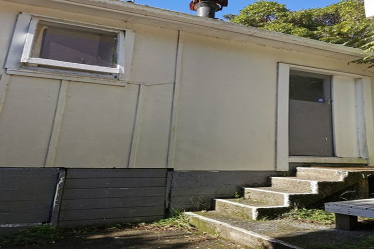 Photo of property in 88 Newlands Road, Newlands, Wellington, 6037