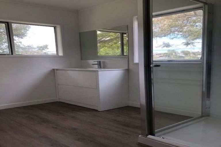 Photo of property in 2/56 Knightsbridge Drive, Forrest Hill, Auckland, 0620