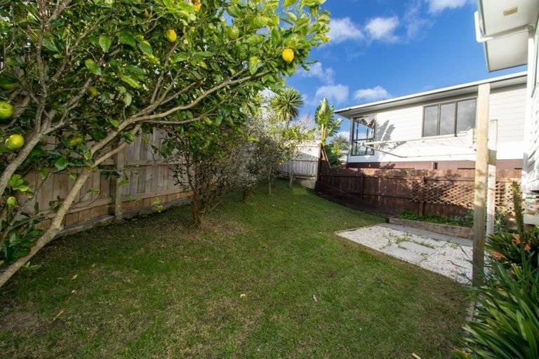 Photo of property in 8a Edgware Road, West Harbour, Auckland, 0618