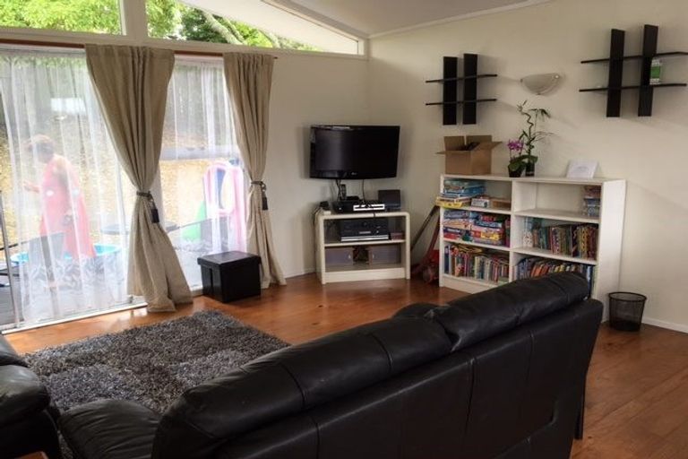 Photo of property in 1/29 Ridgewood Crescent, Birkenhead, Auckland, 0626