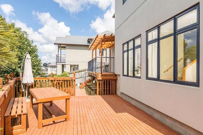 Photo of property in 5 Sonoma Crescent, Oteha, Auckland, 0632