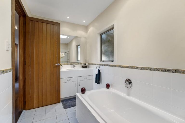 Photo of property in 62 Kiriwai Road, Paremata, Porirua, 5024