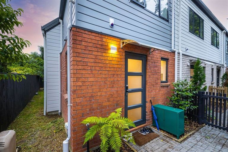 Photo of property in 4f Pinedale Place, Henderson, Auckland, 0610