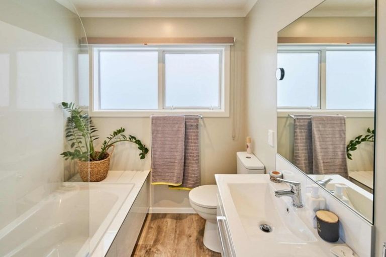 Photo of property in 7/20 Glanmire Road, Newlands, Wellington, 6037