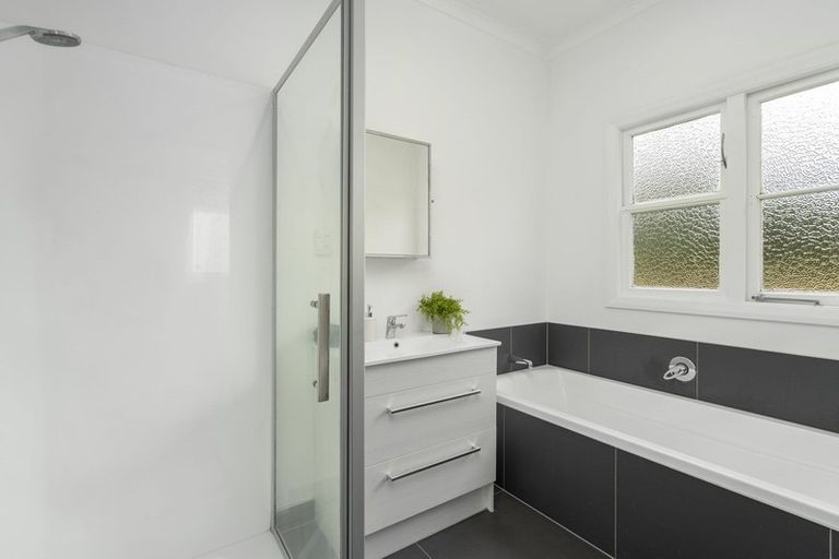 Photo of property in 120 Huatoki Street, Frankleigh Park, New Plymouth, 4310