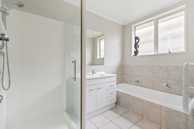 Photo of property in 182 Keri Vista Rise, Papakura, 2110