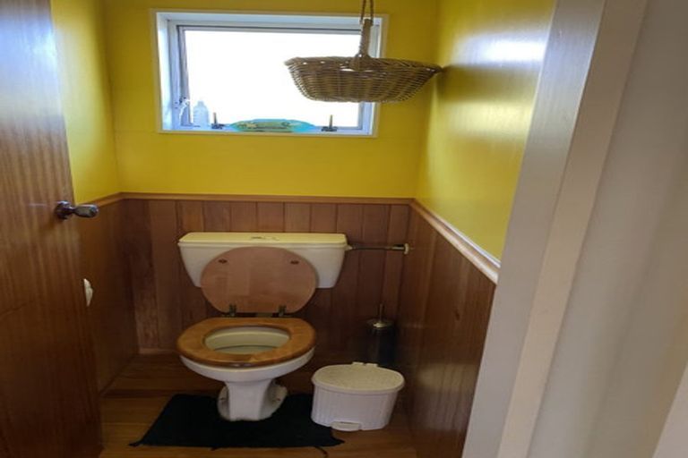 Photo of property in 32 Colchester Crescent, Newlands, Wellington, 6037