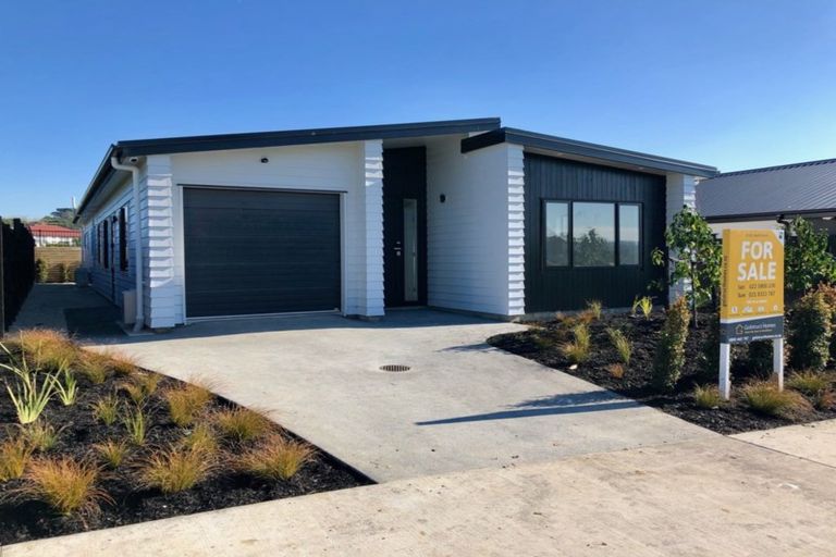 Photo of property in 40 Lumbarda Drive, Kumeu, 0810