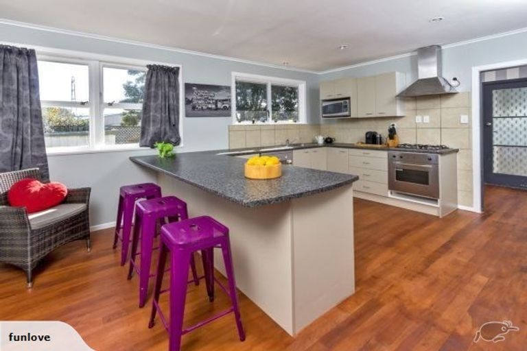 Photo of property in 98 Edgewater Drive, Pakuranga, Auckland, 2010