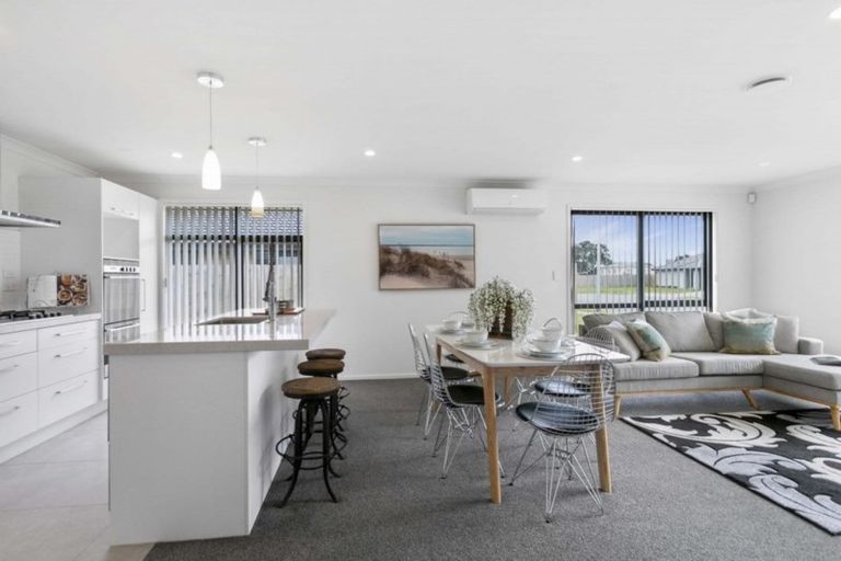 Photo of property in 13 Dumas Place, Rosehill, Papakura, 2113