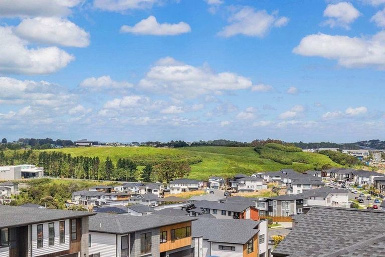 Photo of property in 30 Colliston Rise, Pinehill, Auckland, 0632