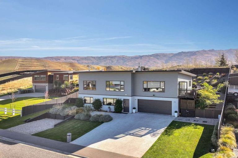 Photo of property in 71 Stratford Drive, Mount Pisa, Cromwell, 9383