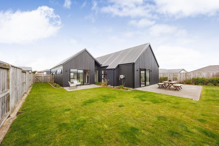 Photo of property in 4 Sardinia Grove, Fitzherbert, Palmerston North, 4410