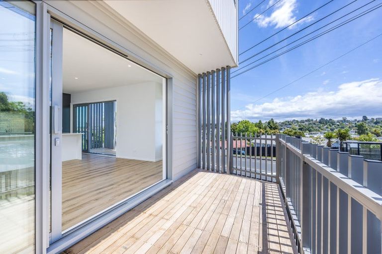 Photo of property in 1/94 Target Road, Totara Vale, Auckland, 0629