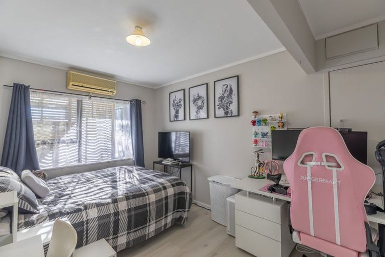 Photo of property in 2/23 Flaunty Place, West Harbour, Auckland, 0618