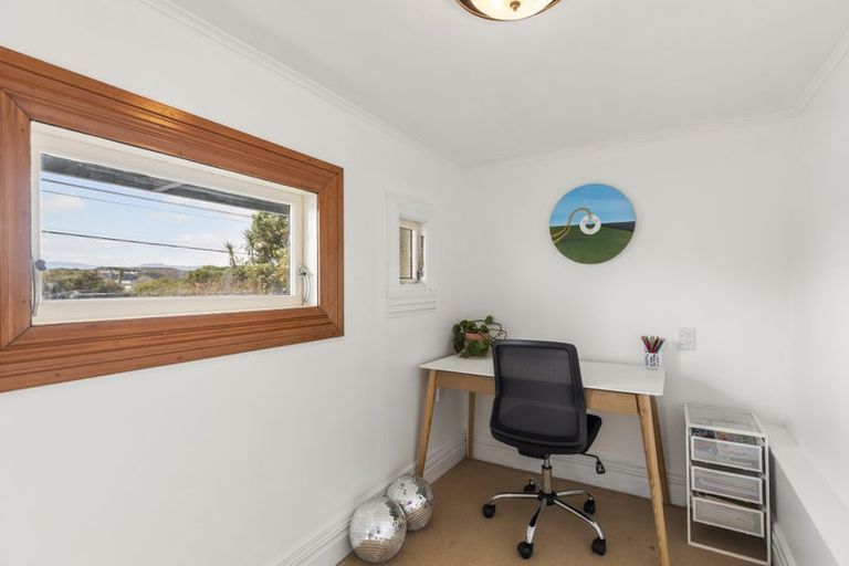 Photo of property in 176 Sutherland Road, Lyall Bay, Wellington, 6022