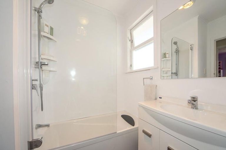 Photo of property in 68 Edgewater Drive, Pakuranga, Auckland, 2010