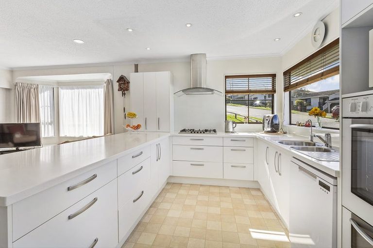 Photo of property in 87 Victory Crescent, Tawa, Wellington, 5028