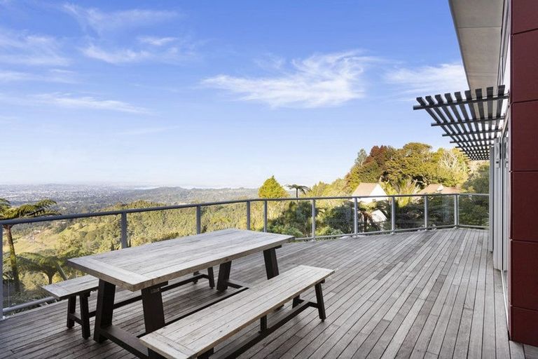 Photo of property in 535 Scenic Drive, Waiatarua, Auckland, 0612