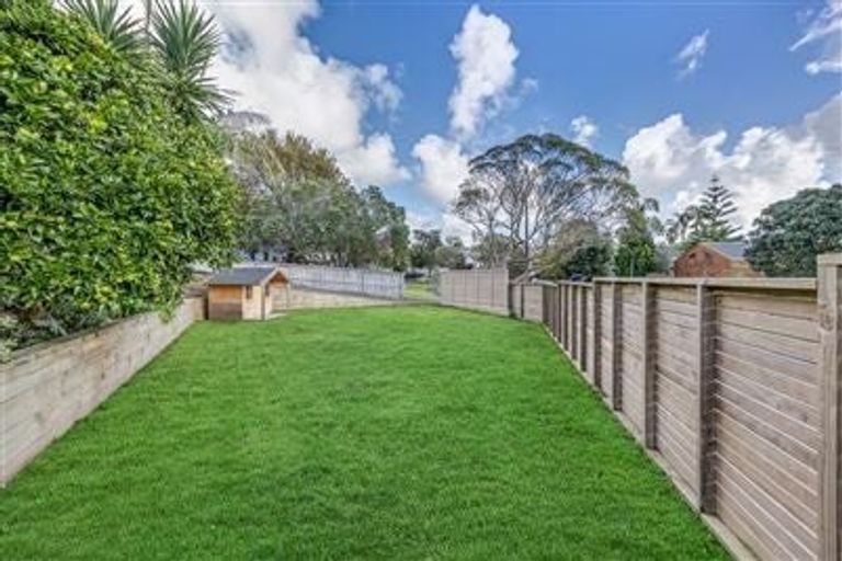 Photo of property in 11 Raphael Place, West Harbour, Auckland, 0618