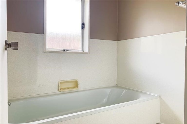 Photo of property in 1/32 Matuhi Rise, Henderson, Auckland, 0612