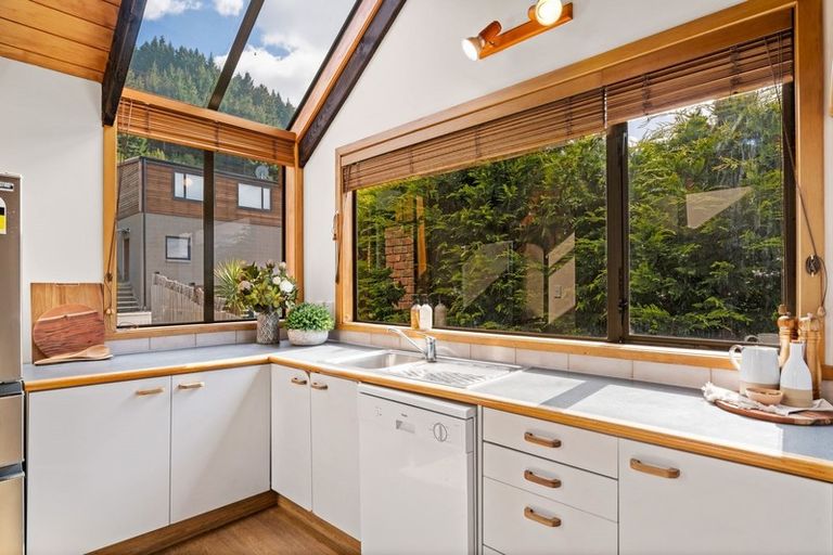 Photo of property in 138a Wynyard Crescent, Fernhill, Queenstown, 9300
