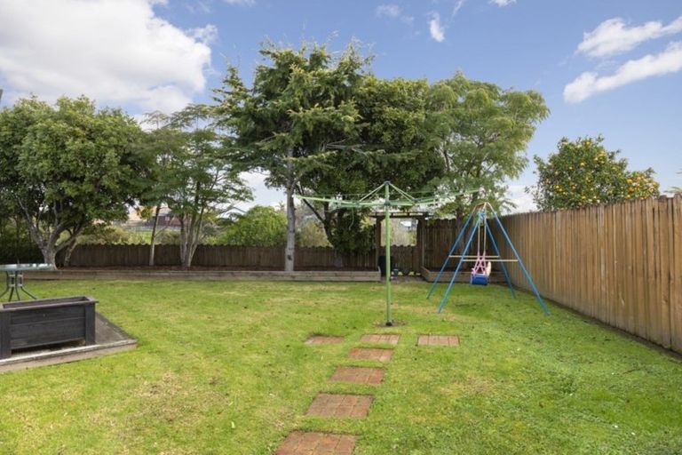 Photo of property in 19 John Lister Close, Golflands, Auckland, 2013