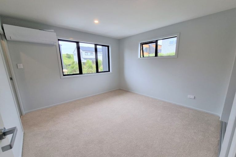 Photo of property in 4e Nerita Place, Long Bay, Auckland, 0630