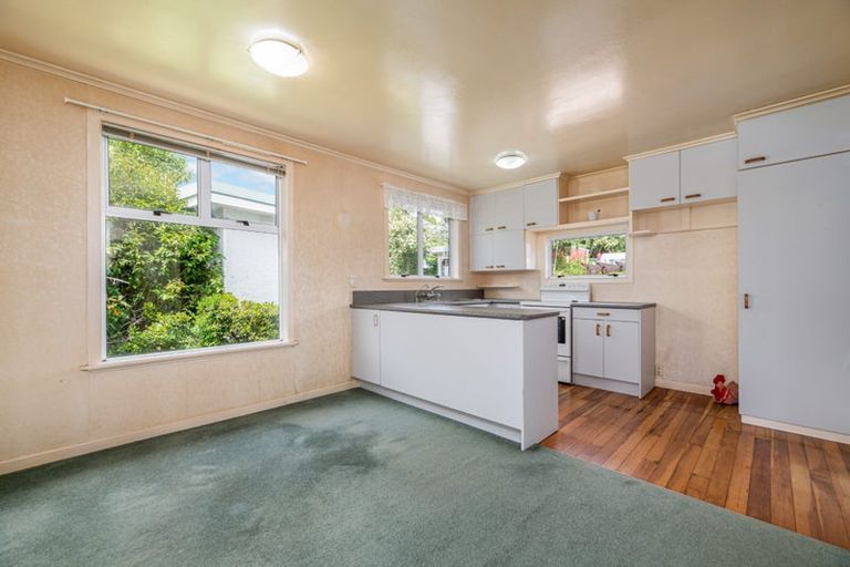 Photo of property in 4 Christina Avenue, Te Atatu South, Auckland, 0602