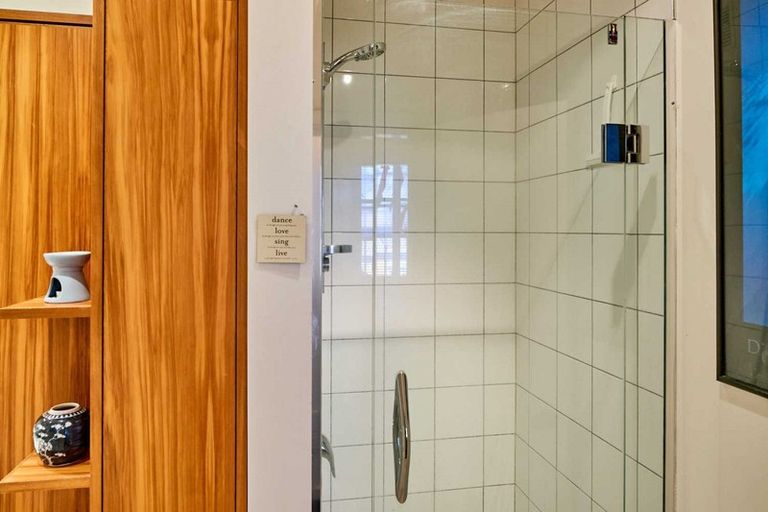 Photo of property in Rona House, 33 Rimu Street, Eastbourne, Lower Hutt, 5013