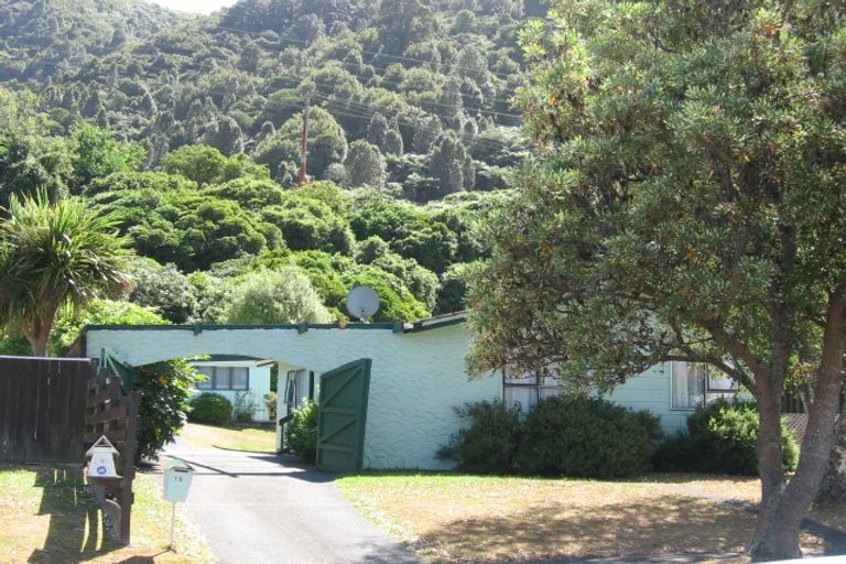 Photo of property in 15 Hartford Crescent, Totara Park, Upper Hutt, 5018