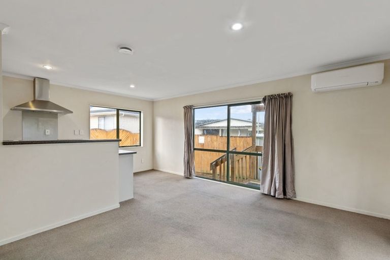 Photo of property in 15 Edwin Freeman Place, Ranui, Auckland, 0612