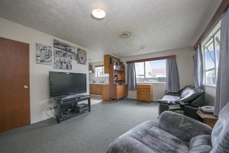 Photo of property in 2/89 Bruce Mclaren Road, Henderson, Auckland, 0612