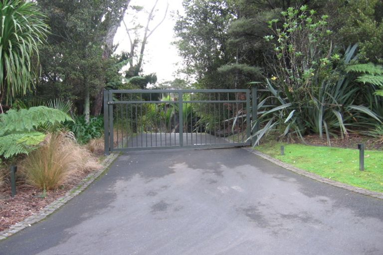 Photo of property in 20 Oscar Road, Greenhithe, Auckland, 0632