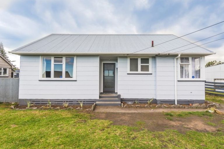 Photo of property in 35 Matipo Street, Castlecliff, Whanganui, 4501