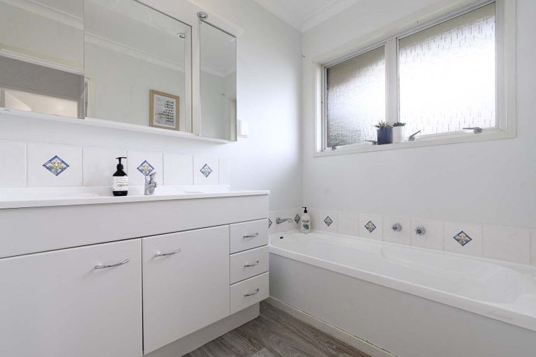 Photo of property in 6 Laing Place, Otumoetai, Tauranga, 3110