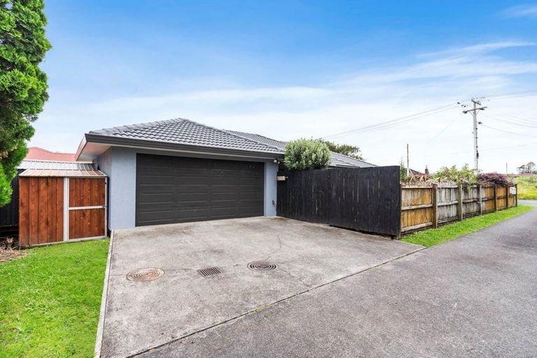 Photo of property in 21 Waterview Road West, Stanley Point, Auckland, 0624