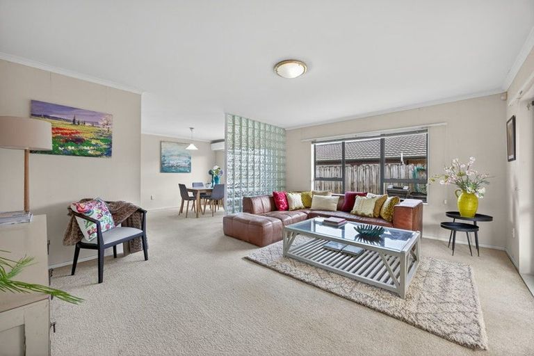 Photo of property in 16 Newbegin Place, Weymouth, Auckland, 2103