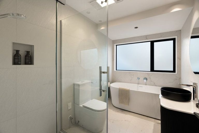 Photo of property in 2 Knights Close, Rothesay Bay, Auckland, 0630