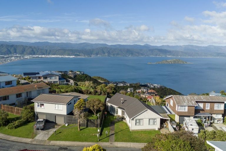 Photo of property in 15 Somes Crescent, Newlands, Wellington, 6037