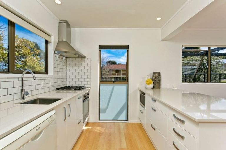 Photo of property in 2/7 Wilkinson Way, Browns Bay, Auckland, 0630