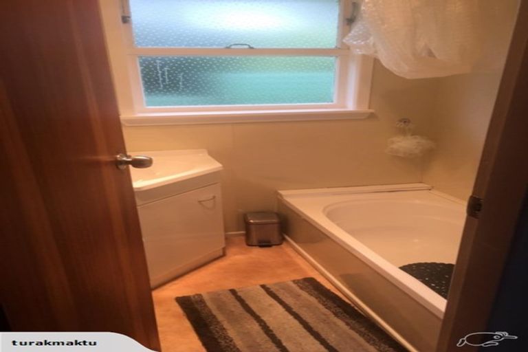 Photo of property in 5 Quigley Street, Newlands, Wellington, 6037