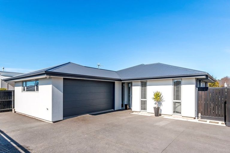 Photo of property in 21 Royal Park Drive, Parklands, Christchurch, 8083