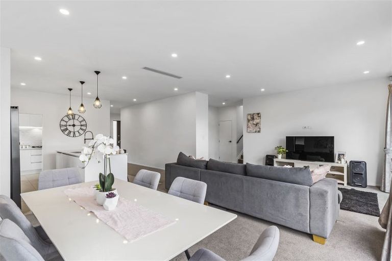 Photo of property in 10 Huaota Place, Botany Downs, Auckland, 2010