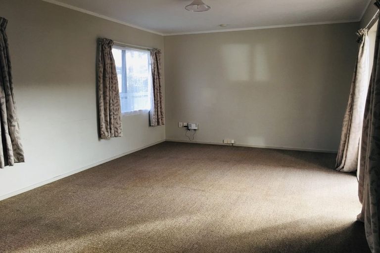 Photo of property in 2/24 Lambrown Drive, Totara Vale, Auckland, 0629