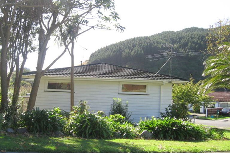 Photo of property in 4 Woodman Drive, Tawa, Wellington, 5028