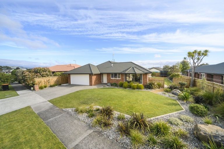 Photo of property in 5 Sycamore Crescent, Fitzherbert, Palmerston North, 4410