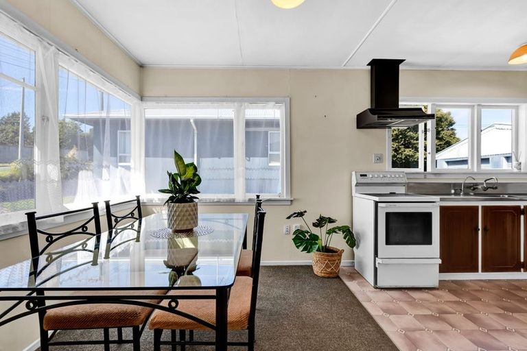 Photo of property in 5 Ranfurly Street, Frankleigh Park, New Plymouth, 4310